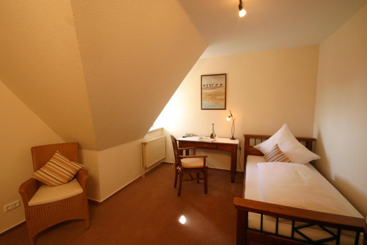 Inselhotel Kapitaen Tadsen / Amrum เนเบอ ภายนอก รูปภาพ
