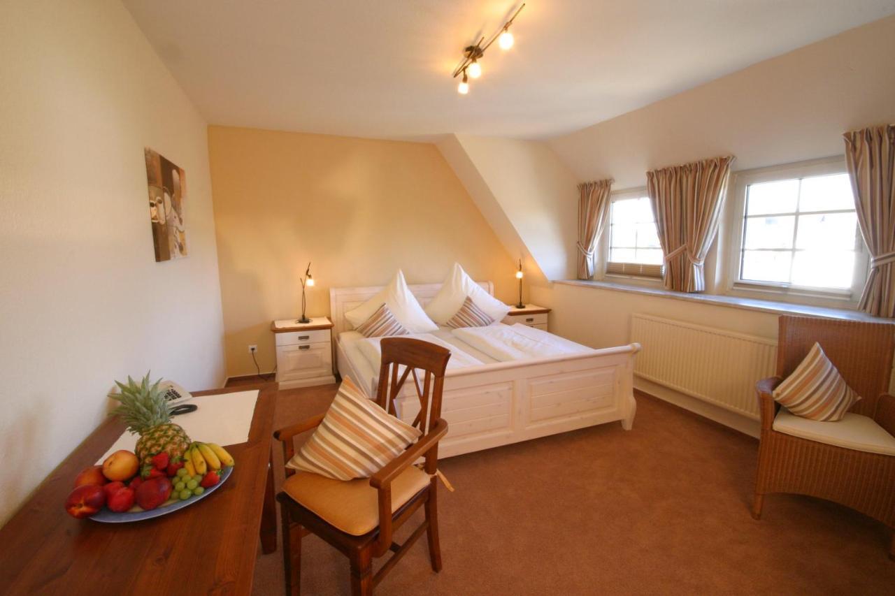 Inselhotel Kapitaen Tadsen / Amrum เนเบอ ภายนอก รูปภาพ